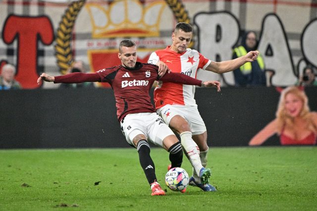 Lukáš Haraslín ze Sparty a Tomáš Holeš ze Slavie v souboji o míč | foto: Vít Šimánek,  Profimedia