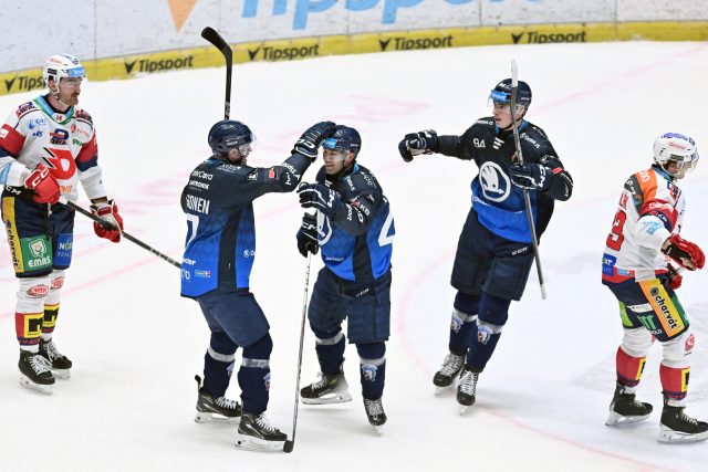 Hokejisté Plzně se radují ze vstřeleného gólu do sítě Pardubic | foto: Michal Beránek / CNC / Profimedia