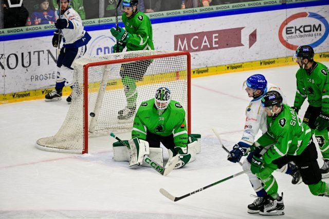 Kladenský útočník Griffin Mendel navýšil svým gólem vedení nad Mladou Boleslaví na 4:0 | foto: Vít Šimánek,  ČTK