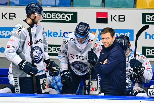 Trenér hokejistů Vítkovic Václav Varaďa se svými hráči | foto: David Taneček,  Profimedia