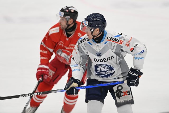 Robert Říčka z Vítkovic,  v pozadí Jan Švrček z Olomouce | foto: Luděk Peřina,  Profimedia