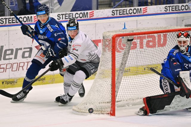 Útočník Karlových Varů Vít Jiskra v extraligovém zápase proti Vítkovicím | foto: Jaroslav Ožana,  ČTK