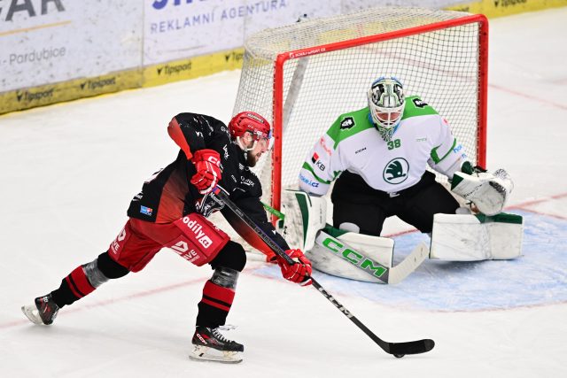 Mladoboleslavský brankář Dominik Furch v zápase s Hradcem Králové | foto: David Taneček,  ČTK
