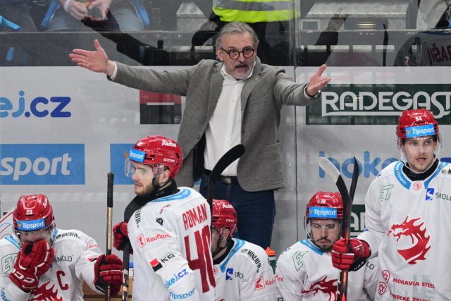Zdeněk Moták v posledním zápase čtvrtfinálové série mezi Třincem a Spartou | foto:  Michal Kamaryt,  ČTK