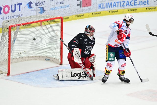 Brankář Stanislav Škorvánek z Hradce Králové inkasující gól a Lukáš Sedlák z Pardubic. | foto: David Taneček,  Profimedia