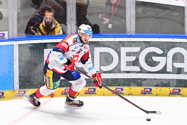 Pardubický útočník Jáchym Kondelík vstřelil v druhém finálovém utkání extraligy proti Kometě Brno vítězný gól | foto: Josef Vostárek,  ČTK