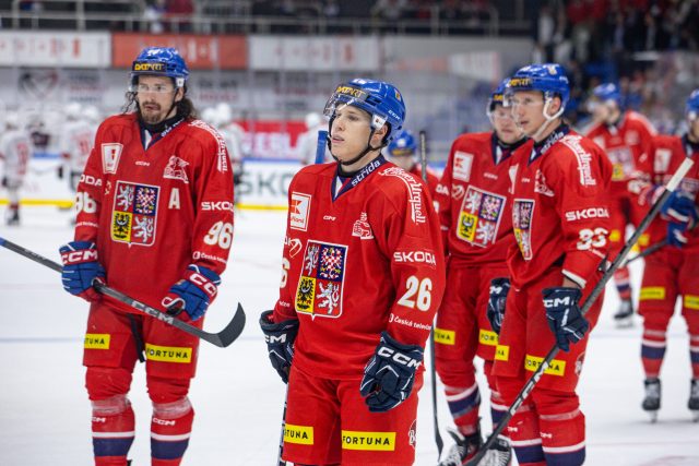 Obránce Jiří Ticháček před dalšími českými hokejisty po zápase se Švýcarskem | foto: Martin Sekanina,  Profimedia