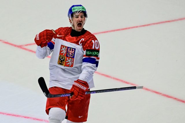 Útočník Roman Červenka ve svém stém zápase | foto: Vít Šimánek,  ČTK