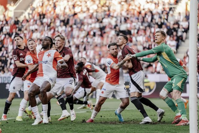 Poslední derby mezi Spartou a Slavií skončilo výhrou sešívaných,  na Letné ale v ligovém utkání neuspěli už šestkrát v řadě | foto: Petr Topič,  MFDNES + LN / Profimedia