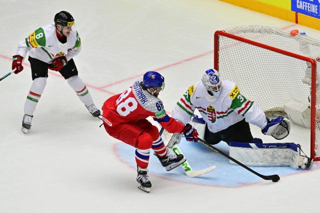 David Pastrňák střílí gól do branky Maďarska | foto: Vít Šimánek,  ČTK