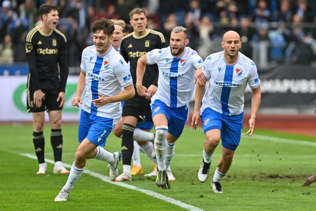 Fotbalisté Ostravy se radují ze vstřeleného gólu v utkání proti Spartě. Ve 4. kole ligové nadstavby vyhráli 3:2 | foto: Jaroslav Ožana,  ČTK