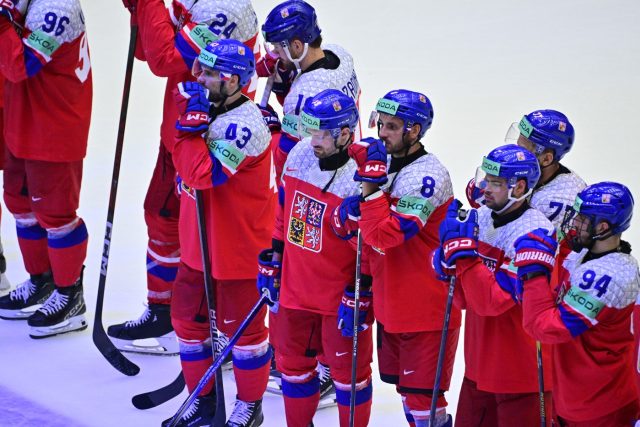 Čeští hokejisté po prohře s USA | foto: Vít Šimánek,  ČTK