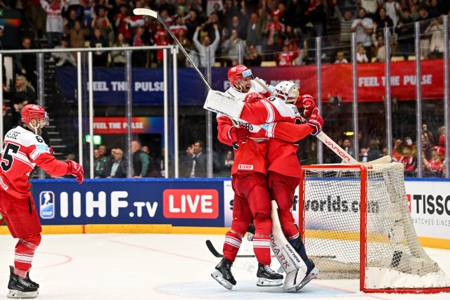 Dánští hokesjité se radují z postupu do semifinále mistrovství světa | foto: Andrea Branca,  ČTK / imago sportfotodienst