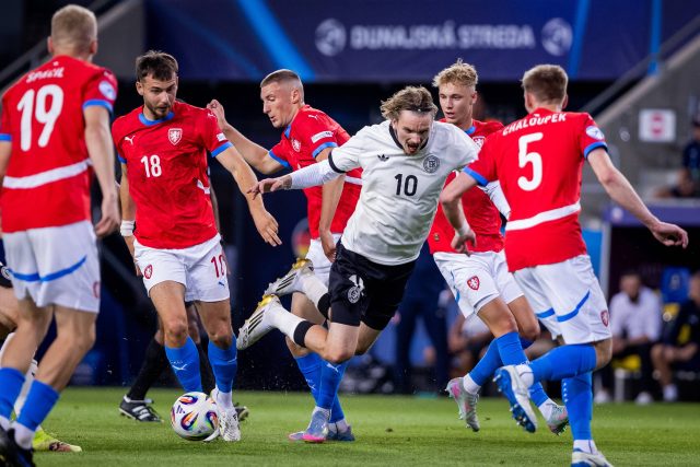 Nick Woltemade v obležení českých obránců | foto: ČTK / imago sportfotodienst / IMAGO