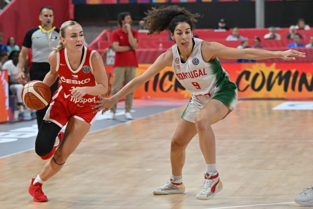 Česká basketbalistka Petra Holešínská v utkání mistrovství Evropy proti Portugalsku | foto: Václav Šálek,  ČTK