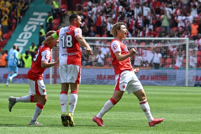 Japonec Daiki Hašioka slaví první gól v dresu pražské Slavie s Janem Bořilem a Michalem Sadílkem | foto: Michal Beránek,  CNC / Profimedia