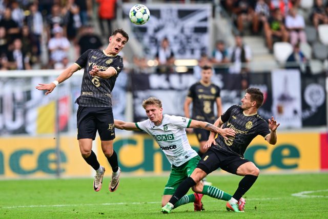 Zleva Alexandr Sojka z Hradce Králové,  Albert Labík z Karviné a Václav Pilař z Hradce Králové. | foto: David Taneček,  ČTK,  Profimedia
