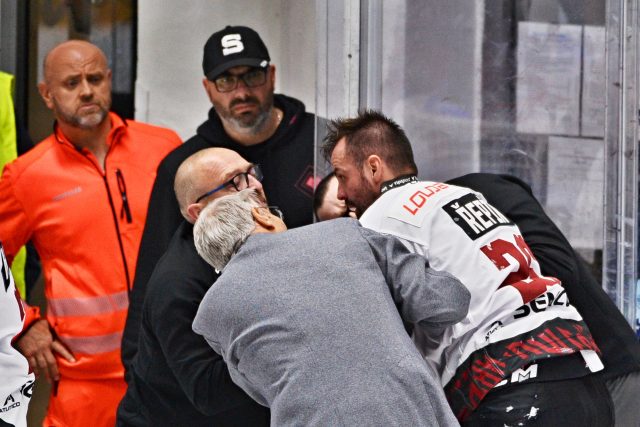 Sparťanský hokejista Michal Řepík skončil po direktu od brněnského Michala Gulašiho v péči zdravotníků | foto: Patrik Uhlíř,  ČTK