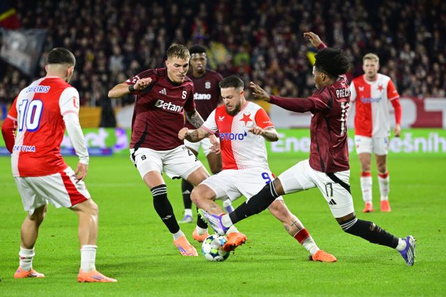 Duel Sparty se Slavií nabídl v 11. kole Chance ligy plno tvrdých soubojů | foto: Vít Šimánek,  ČTK