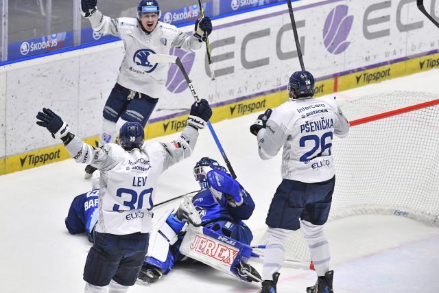Hokejisté Plzně slaví gól Ondřeje Pěničky do sítě Komety Brno | foto: Miroslav Chaloupka,  ČTK