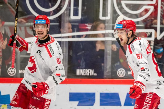 Třineckým hokejistům v duelu proti Pardubicím nepomohla ani gólová trefa Davida Ciencialy | foto: Vladimír Pryček,  ČTK