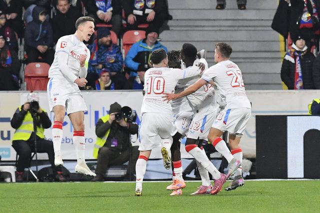 Fotbalisté Slavie se radují ze vstřeleného gólu na půdě Viktorie Plzeň v 15. kole Chance ligy | foto: Miroslav Chaloupka,  ČTK