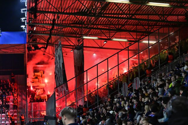 Chování slávistických fanoušků ovlivnilo úvod nedělního utkání v Plzni | foto: Miroslav Chaloupka,  ČTK