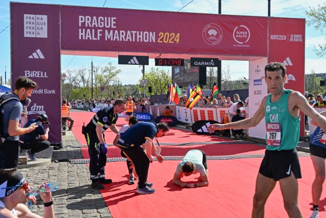 Běžci na Pražském půlmaratonu bojovali nejen s více jak 21 kilometrů dlouhou tratí,  ale také teplým počasím | foto: Iva Roháčková