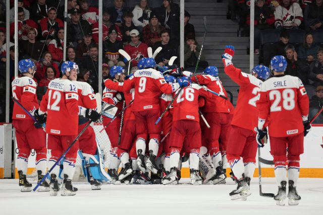Česká reprezentace slaví vítězství nad Kanadou na Mistrovství světa hráčů do 20 let | foto: Profimedia