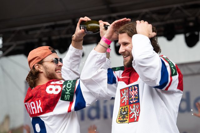 David Pastrňák a Tomáš Kundrátek během oslav na Staroměstském náměstí | foto: René Volfík,  iROZHLAS.cz
