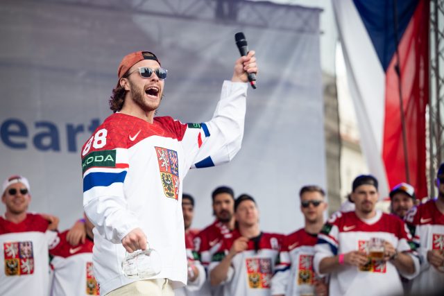 David Pastrňák při oslavě na Staroměstském náměstí | foto: René Volfík,  iROZHLAS.cz