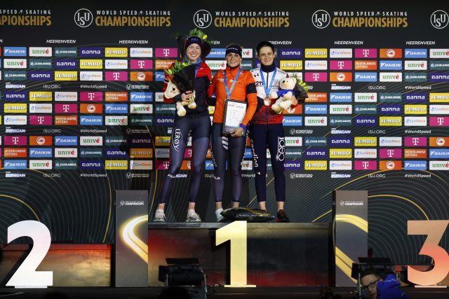Martina Sáblíková na stupních vítězů po závodě na 5000 metrů | foto: Reuters