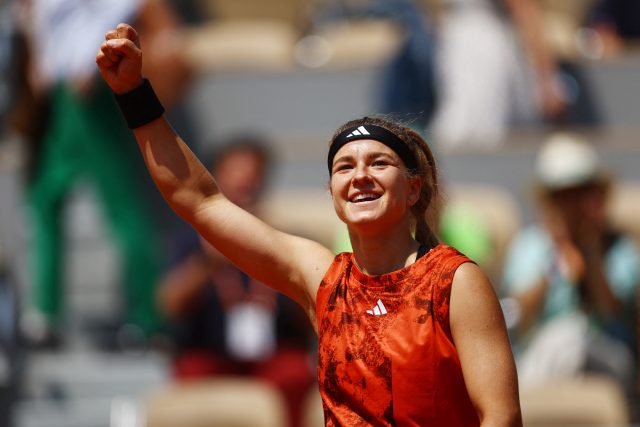 Karolína Muchová slaví vítězství ve čtvrtfinále Roland Garros | foto:  Reuters,  Kai Pfaffenbach,  Reuters