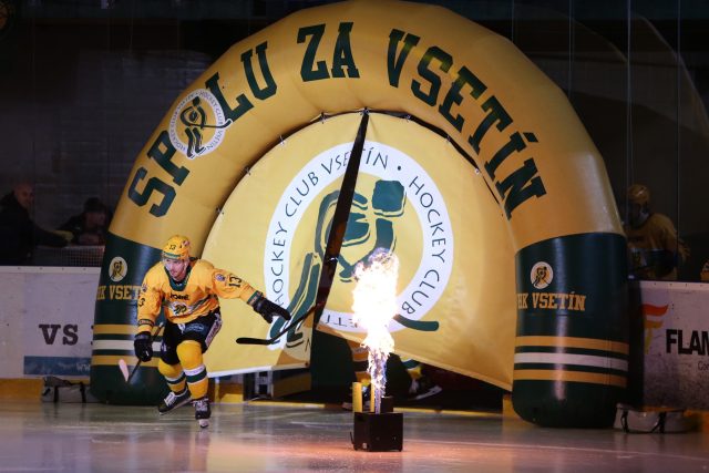 Nástup hokejistů na led ve Vsetíně provází show | foto: Pavel Paprskář,  ČTK