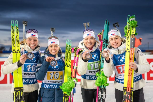 Biatlonistky Jessica Jislová,  Lucie Charvátová,  Tereza Voborníková a Markéta Davidová zahájily Světový pohár třetím místem ve štafetě v Östersundu | foto:  (C) Český biatlon Petr Slavík