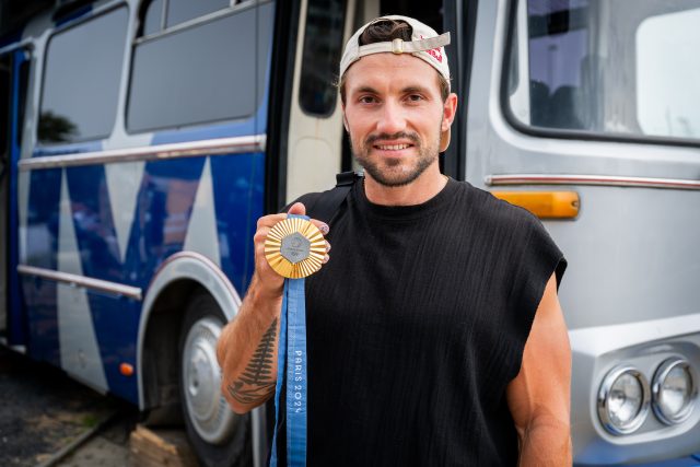 Kanoista Martin Fuksa,  který je součástí Red Bull Athletes,  přinesl ukázat zlatou medaili z Paříže | foto: Zuzana Jarolímková,  iROZHLAS.cz