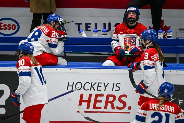 Češky po prohře s Američankami v semifinále mistrovství světa hokejistek | foto: Zuzana Jarolímková,  iROZHLAS.cz