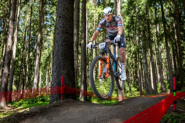 Hvězdný Mathieu van der Poel závod v Novém Městě na Moravě nakonec nedokončil | foto: Zuzana Jarolímková,  iROZHLAS.cz