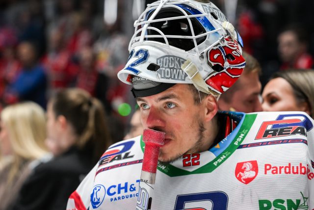 Pardubický brankář Roman Will po prohře v sedmém zápase ve finále hokejové extraligy s Kometou Brno | foto: Zuzana Jarolímková,  iROZHLAS.cz