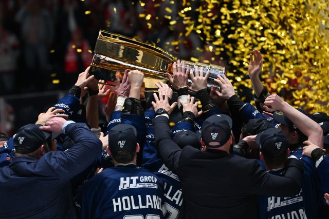 Hokejisté Brna vyhráli rozhodující sedmý zápas finálové série na ledě Pardubic 3:0 a po sedmi letech se vrátili na extraligový trůn | foto: Zuzana Jarolímková,  iROZHLAS.cz