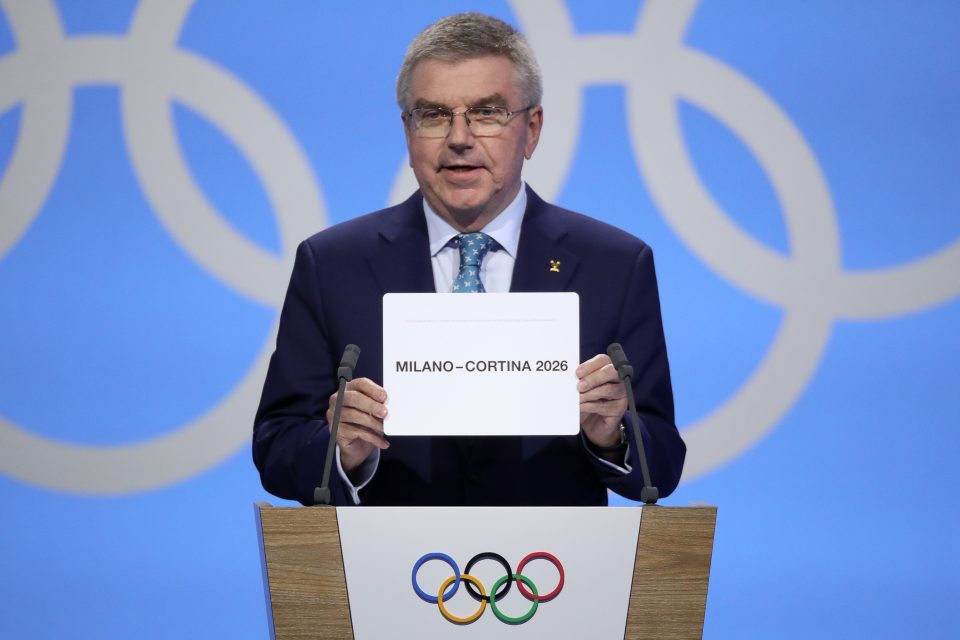Prezident Mezinárodního olympijského výboru Thomas Bach na pondělním vyhlášení v Lausanne. | foto: Denis Balibouse,  Reuters