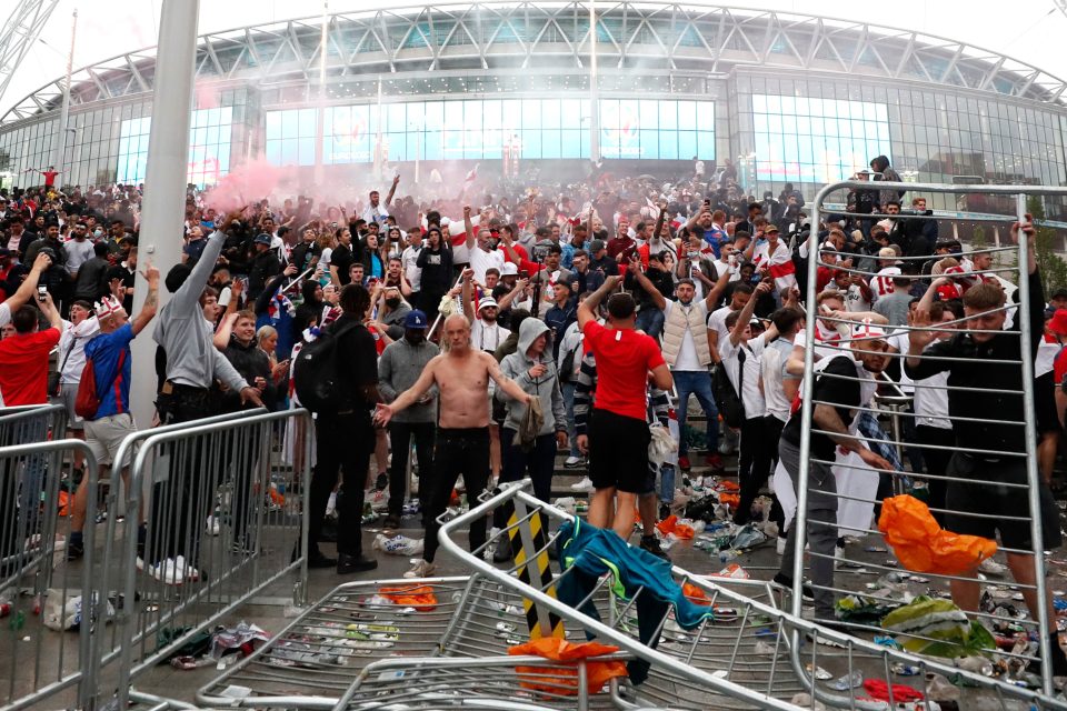 Řádění fanoušků před finále fotbalového Eura ve Wembley | foto: LEE SMITH,  Reuters