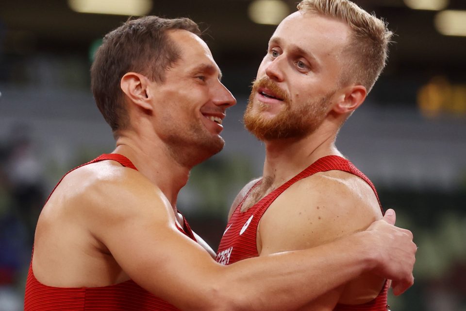 Medailová radost českých oštěpařů po finále olympijského závodu | foto: KAI PFAFFENBACH,  Reuters