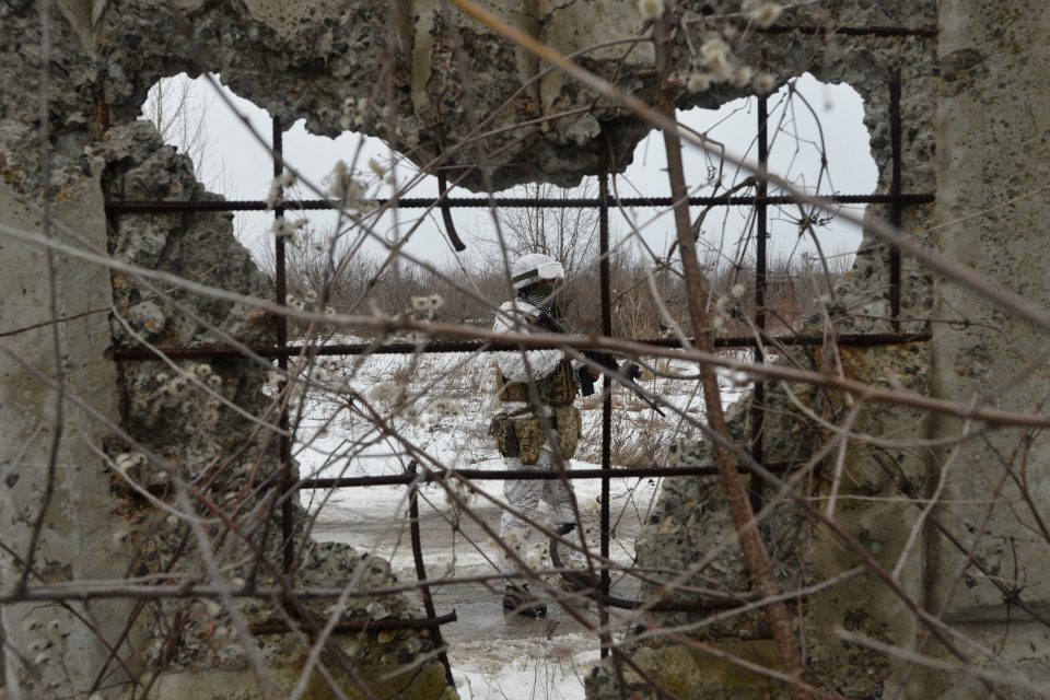 Ukrajinský voják u města Avdijivka na východě Ukrajiny poblíž separatistické samozvané Doněcké lidové republiky | foto: Oleksandr Klymenko,  Reuters