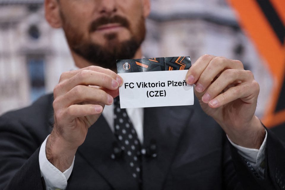 Bývalý fotbalista Athleticu Bilbao Aritz Aduriz vylosoval Viktorii Plzeň maďarského mistra Ferencváros | foto: Dennis Balibouse,  Reuters